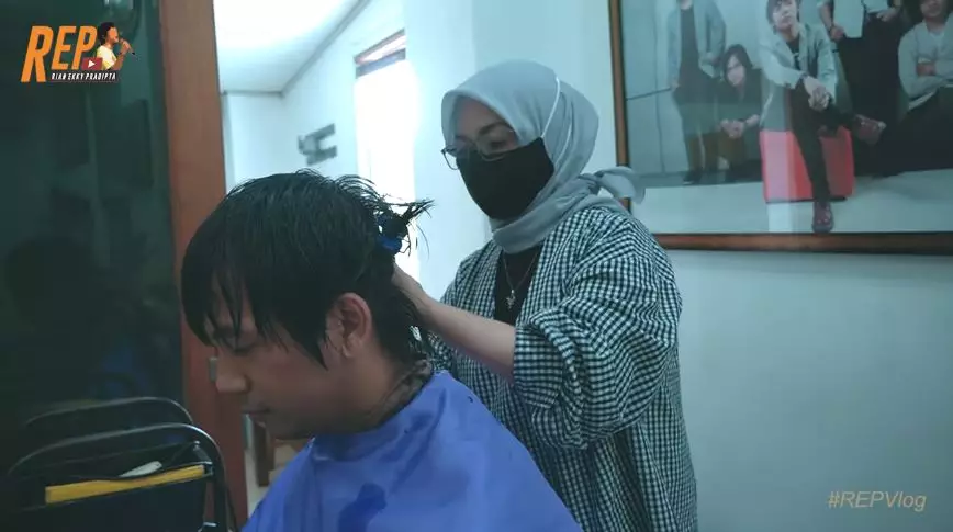 8 potret rian potong rambut YouTube 8 potret rian potong rambut YouTube