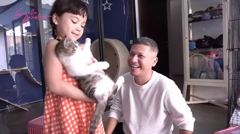 Momen Gading & Gisella Anastasia main bareng Gempi © 2020 YouTube/Gisella Anastasia