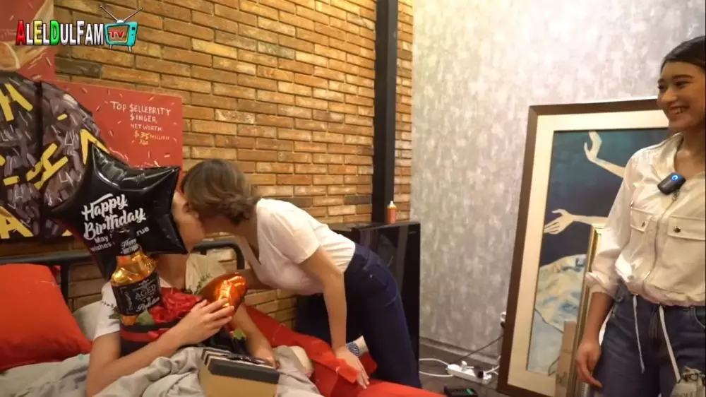 Dul Jaelani cium pipi anak Parto © 2020 brilio.net Dul Jaelani cium pipi anak Parto © 2020 brilio.net