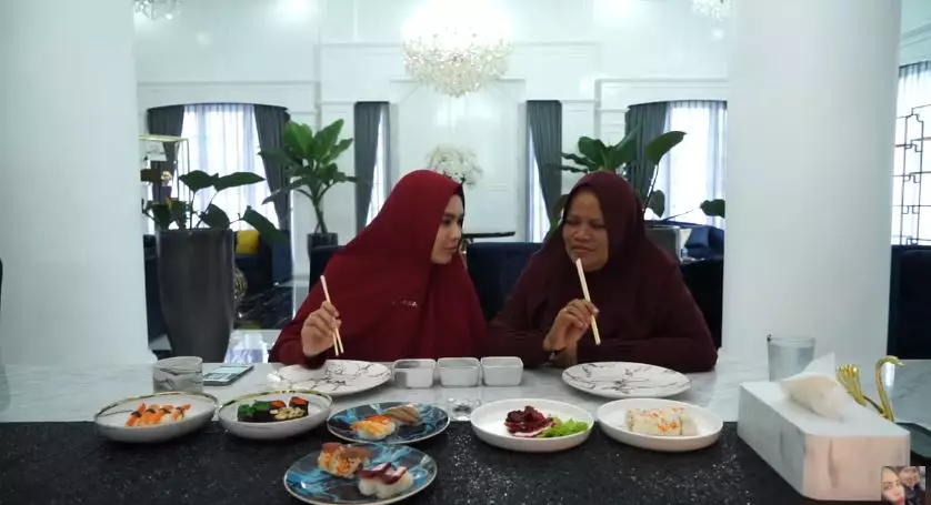 Potret kedekatan Kartika Putri dan mertua © 2020 YouTube/KartikaPutriOfficial