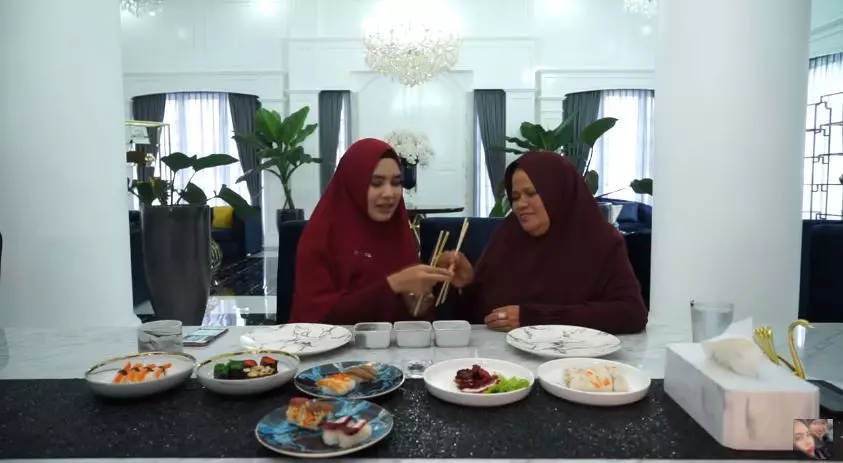 Potret kedekatan Kartika Putri dan mertua © 2020 YouTube/KartikaPutriOfficial