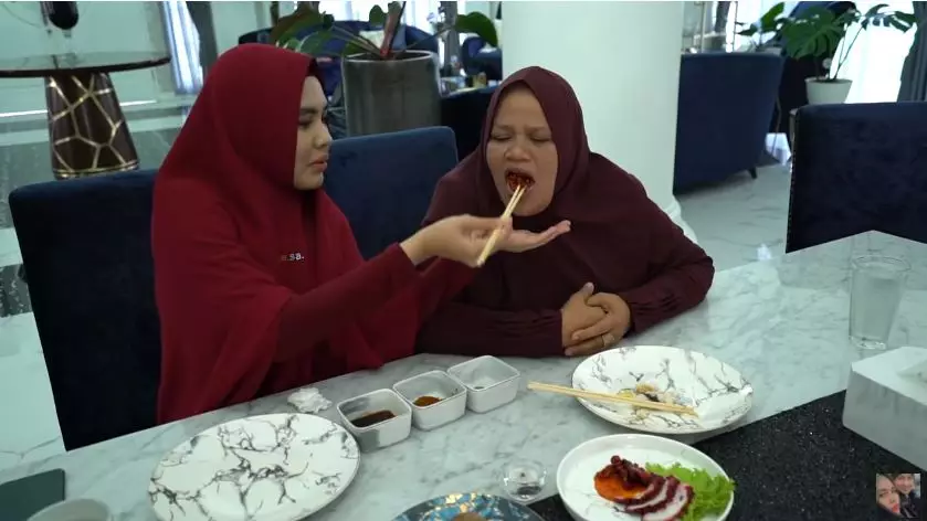Potret kedekatan Kartika Putri dan mertua © 2020 YouTube/KartikaPutriOfficial