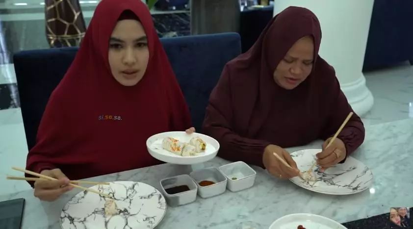 Potret kedekatan Kartika Putri dan mertua © 2020 YouTube/KartikaPutriOfficial