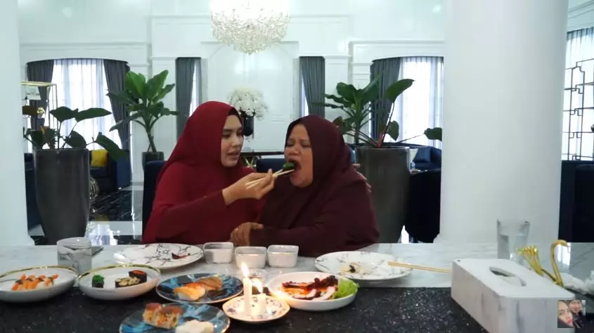 Potret kedekatan Kartika Putri dan mertua © 2020 YouTube/KartikaPutriOfficial