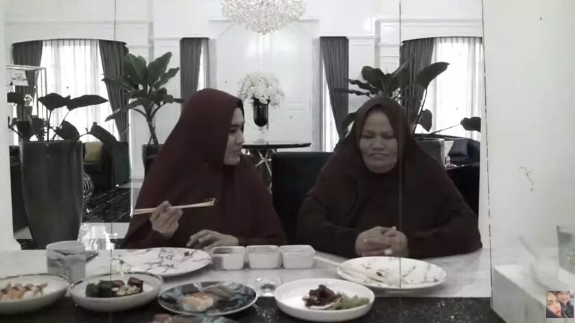 Potret kedekatan Kartika Putri dan mertua © 2020 YouTube/KartikaPutriOfficial