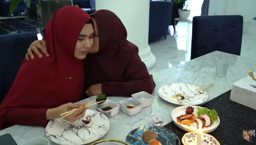 Potret kedekatan Kartika Putri dan mertua © 2020 YouTube/KartikaPutriOfficial