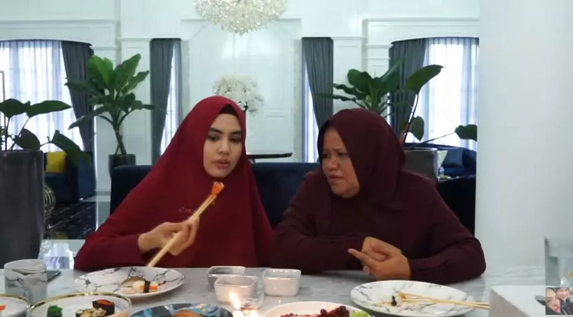 Potret kedekatan Kartika Putri dan mertua © 2020 YouTube/KartikaPutriOfficial
