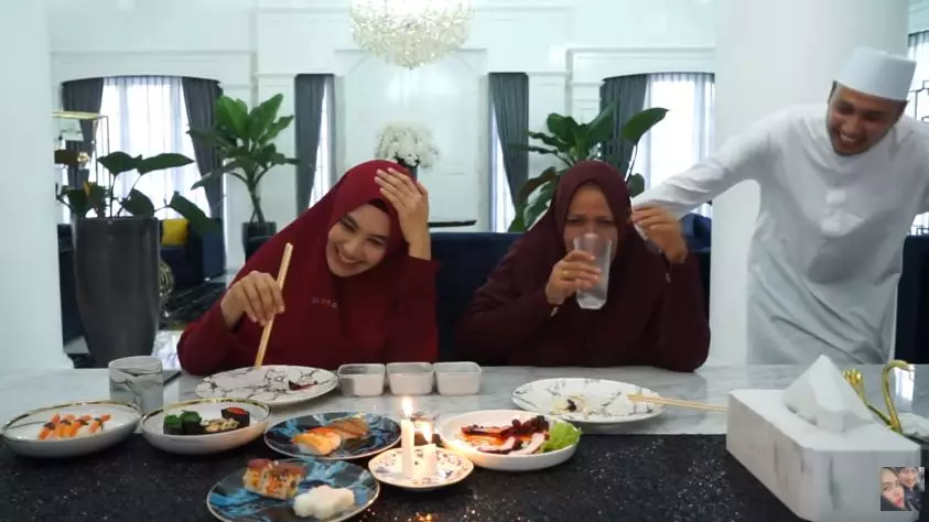 Potret kedekatan Kartika Putri dan mertua © 2020 YouTube/KartikaPutriOfficial