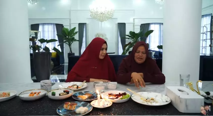 Potret kedekatan Kartika Putri dan mertua © 2020 YouTube/KartikaPutriOfficial