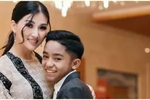 Sarwendah ketiduran saat nunggu Betrand Peto pulang malam, tuai pujian