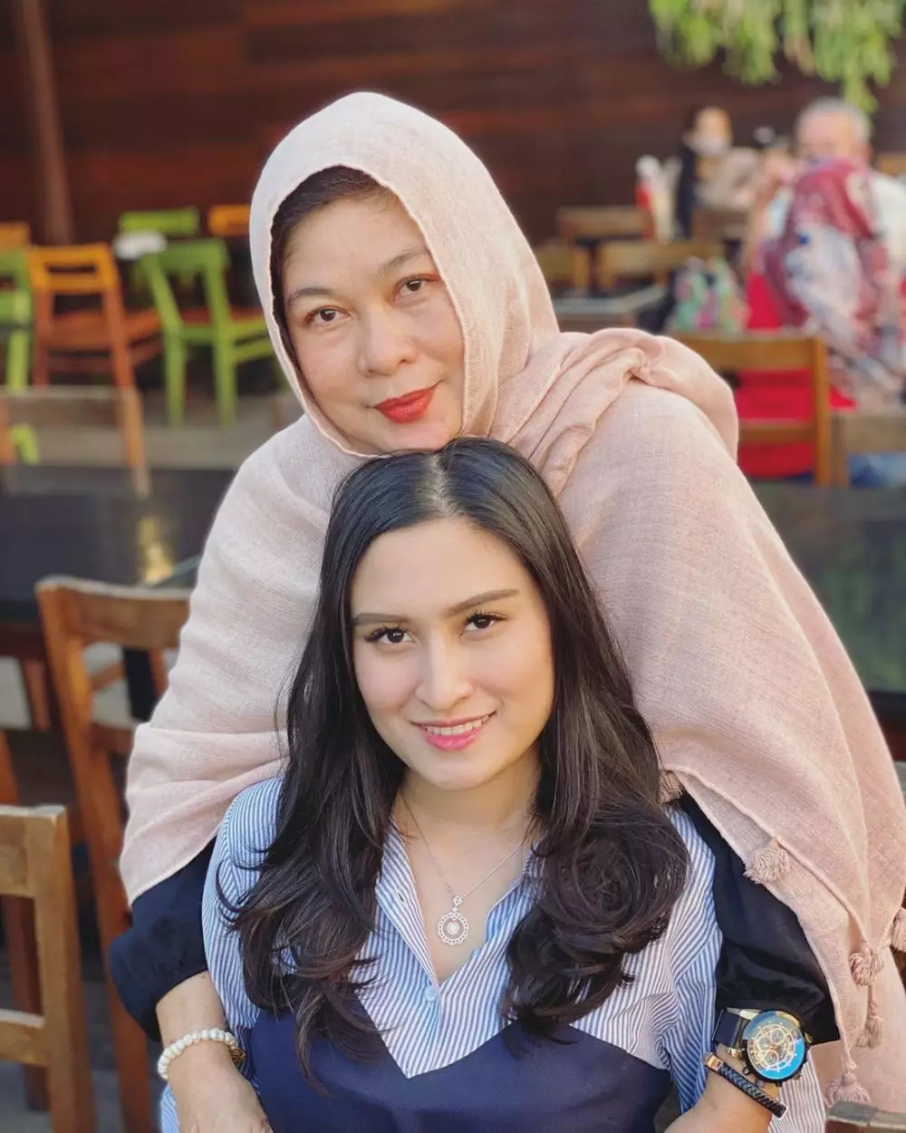 Potret kebersamaan Angbeen Rishi dan mama mertua © 2020 Instagram