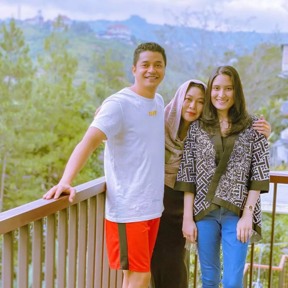 Potret kebersamaan Angbeen Rishi dan mama mertua © 2020 Instagram