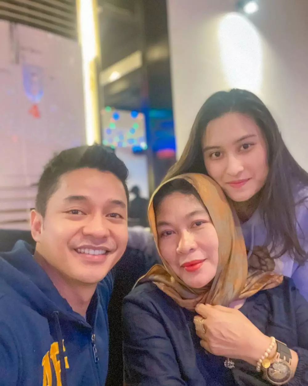 Potret kebersamaan Angbeen Rishi dan mama mertua © 2020 Instagram