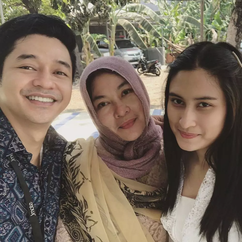 Potret kebersamaan Angbeen Rishi dan mama mertua © 2020 Instagram