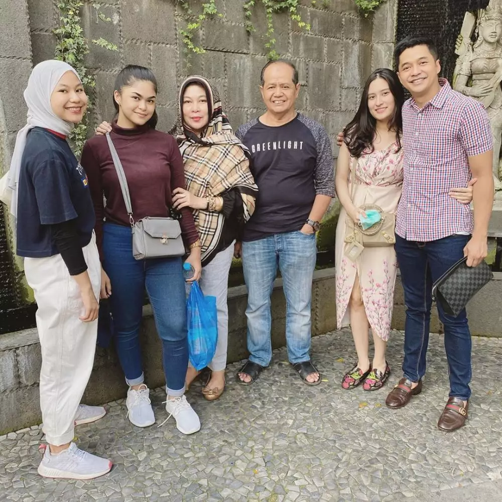 Potret kebersamaan Angbeen Rishi dan mama mertua © 2020 Instagram