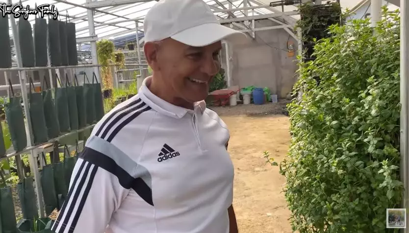 Potret terbaru Mark Sungkar fokus jadi petani © 2020 YouTube/The Sungkar Family