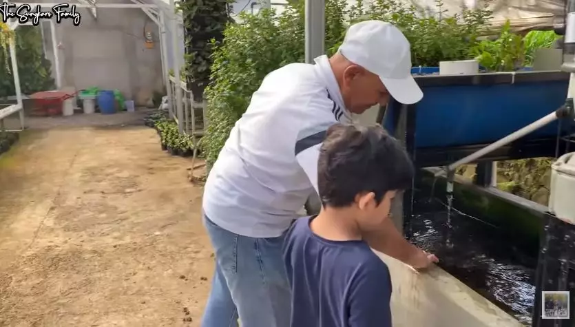 Potret terbaru Mark Sungkar fokus jadi petani © 2020 YouTube/The Sungkar Family