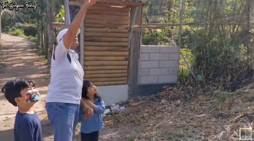 Potret terbaru Mark Sungkar fokus jadi petani © 2020 YouTube/The Sungkar Family