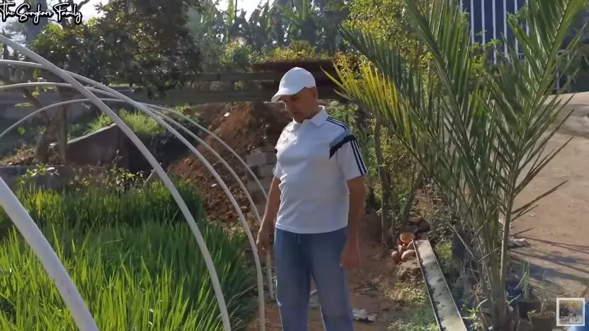 Potret terbaru Mark Sungkar fokus jadi petani © 2020 YouTube/The Sungkar Family