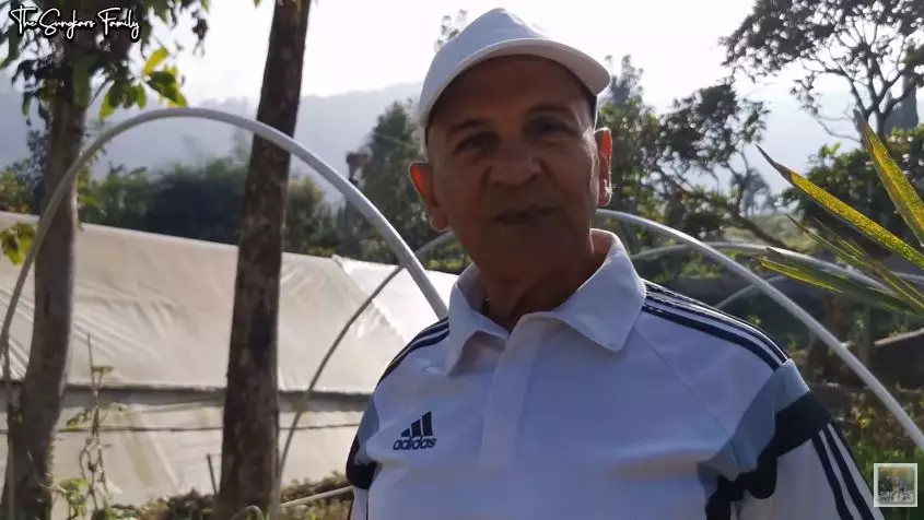 Potret terbaru Mark Sungkar fokus jadi petani © 2020 YouTube/The Sungkar Family