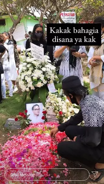 potret pemakaman Barli instagram 