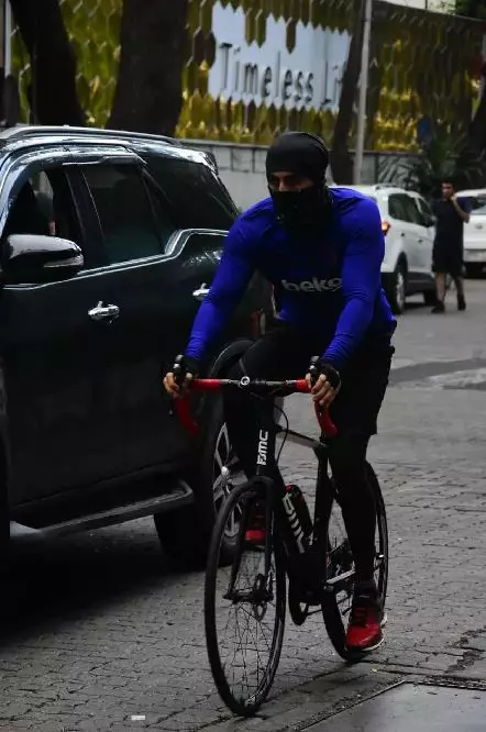 gaya seleb bersepeda  Berbagai Sumber