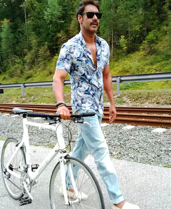 gaya seleb bersepeda  Berbagai Sumber