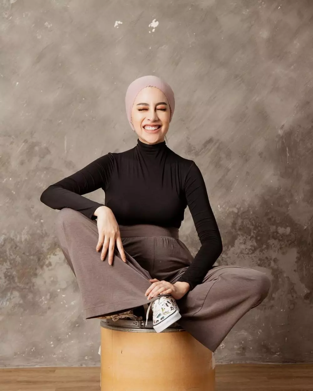 potret aghnia punjabi pamer perut buncit © 2020 Instagram/aghniapunjabi