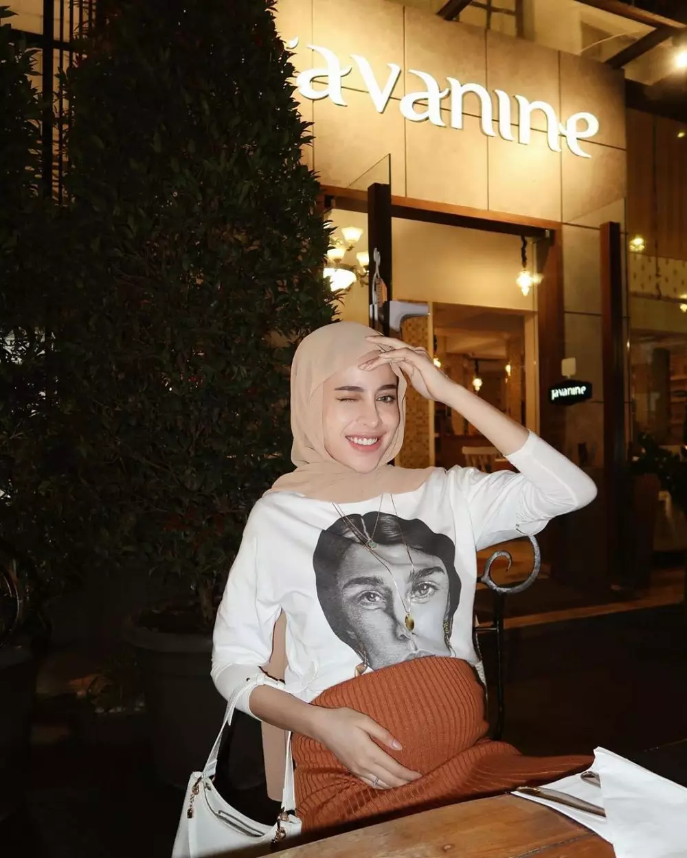 potret aghnia punjabi pamer perut buncit © 2020 Instagram/aghniapunjabi