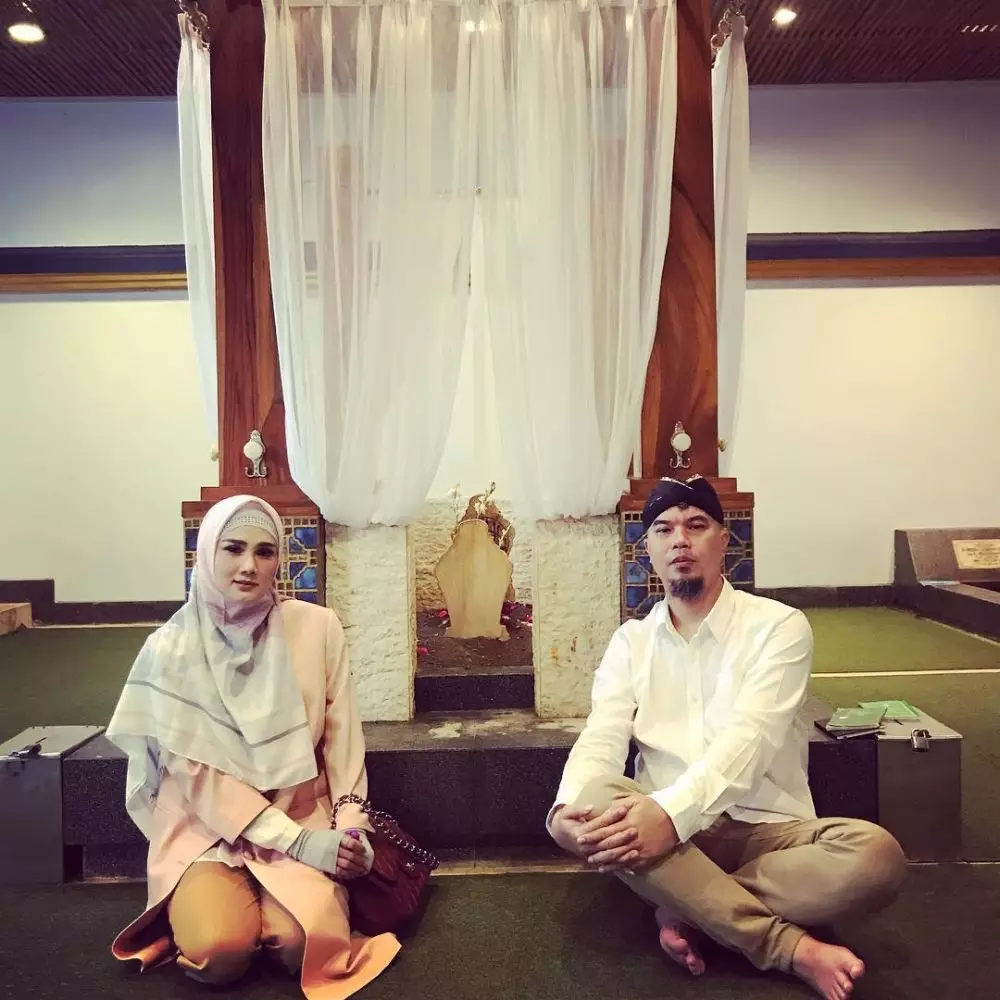 potret mesra Ahmad Dhani & Mulan Jameela © 2020 brilio.net