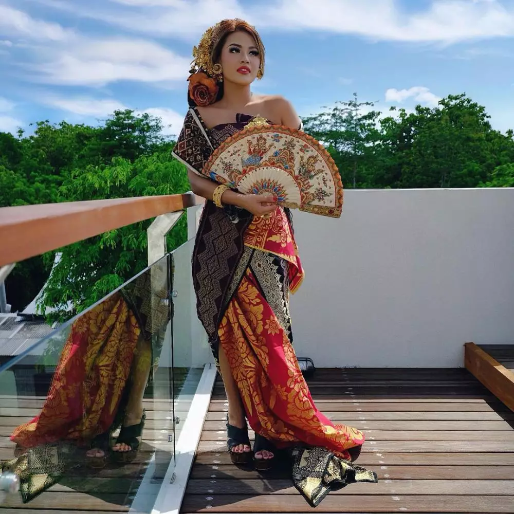 Penampilan Aurel Hermansyah kenakan busana adat © 2020 brilio.net