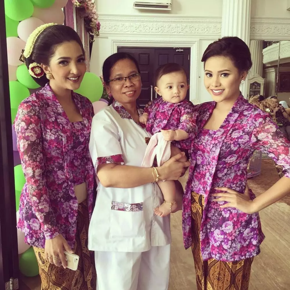 Penampilan Aurel Hermansyah kenakan busana adat © 2020 brilio.net