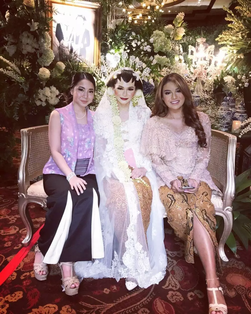 Penampilan Aurel Hermansyah kenakan busana adat © 2020 brilio.net