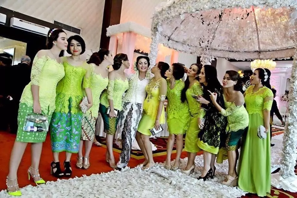 Penampilan Aurel Hermansyah kenakan busana adat © 2020 brilio.net