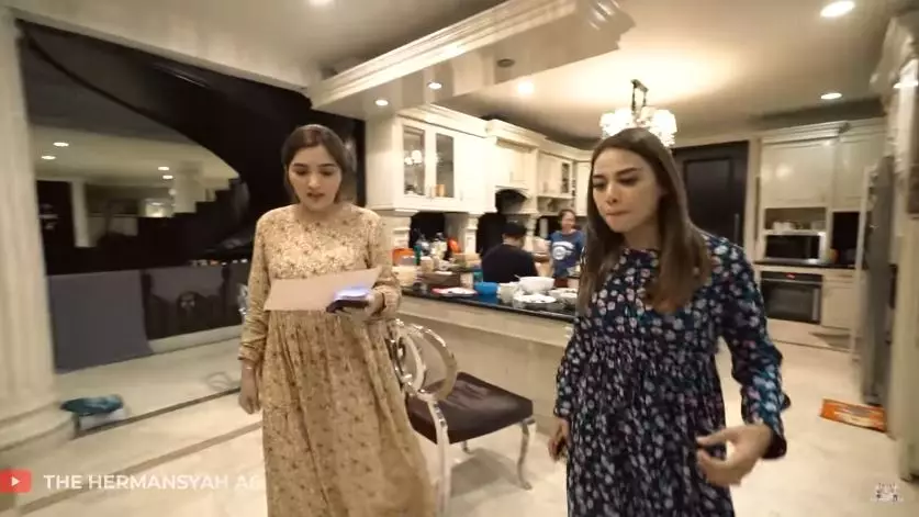 momen Ashanty beri kejutan ke pengasuh Arsya © 2020 YouTube/The Hermansyah A6 momen Ashanty beri kejutan ke pengasuh Arsya © 2020 YouTube/The Hermansyah A6