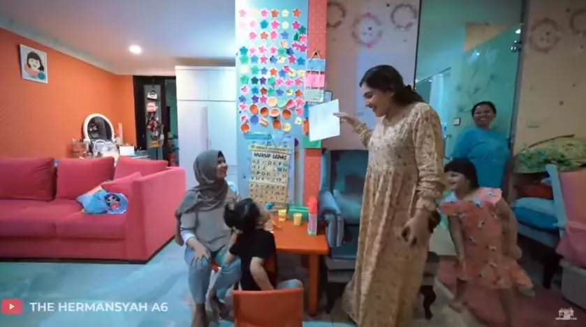 momen Ashanty beri kejutan ke pengasuh Arsya © 2020 YouTube/The Hermansyah A6 momen Ashanty beri kejutan ke pengasuh Arsya © 2020 YouTube/The Hermansyah A6
