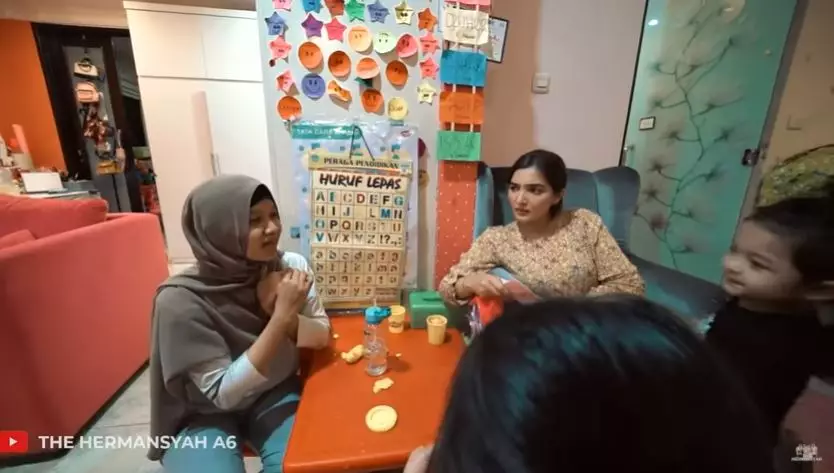 momen Ashanty beri kejutan ke pengasuh Arsya © 2020 YouTube/The Hermansyah A6 momen Ashanty beri kejutan ke pengasuh Arsya © 2020 YouTube/The Hermansyah A6