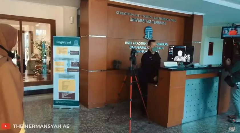 momen Ashanty beri kejutan ke pengasuh Arsya © 2020 YouTube/The Hermansyah A6 momen Ashanty beri kejutan ke pengasuh Arsya © 2020 YouTube/The Hermansyah A6