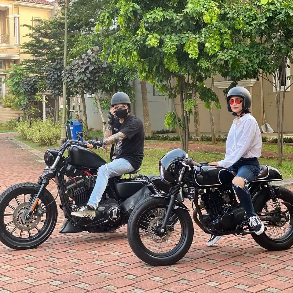 potret selvi kitty dan suami saat naik moge © 2020 Instagram potret selvi kitty dan suami saat naik moge © 2020 Instagram