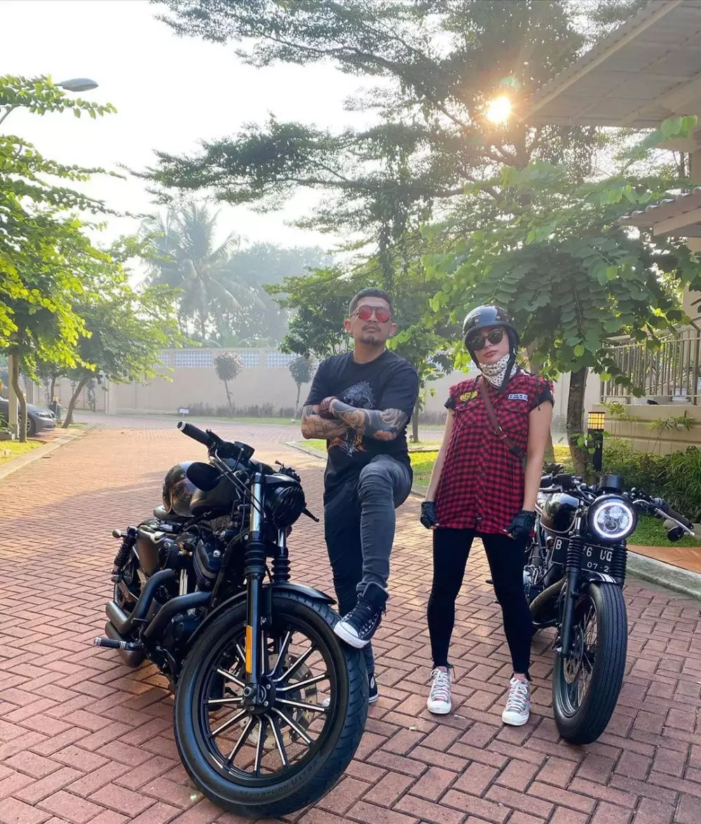 potret selvi kitty dan suami saat naik moge © 2020 Instagram potret selvi kitty dan suami saat naik moge © 2020 Instagram