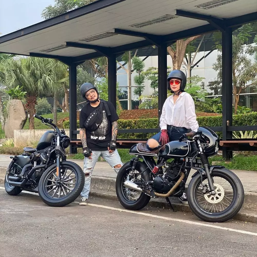 potret selvi kitty dan suami saat naik moge © 2020 Instagram potret selvi kitty dan suami saat naik moge © 2020 Instagram