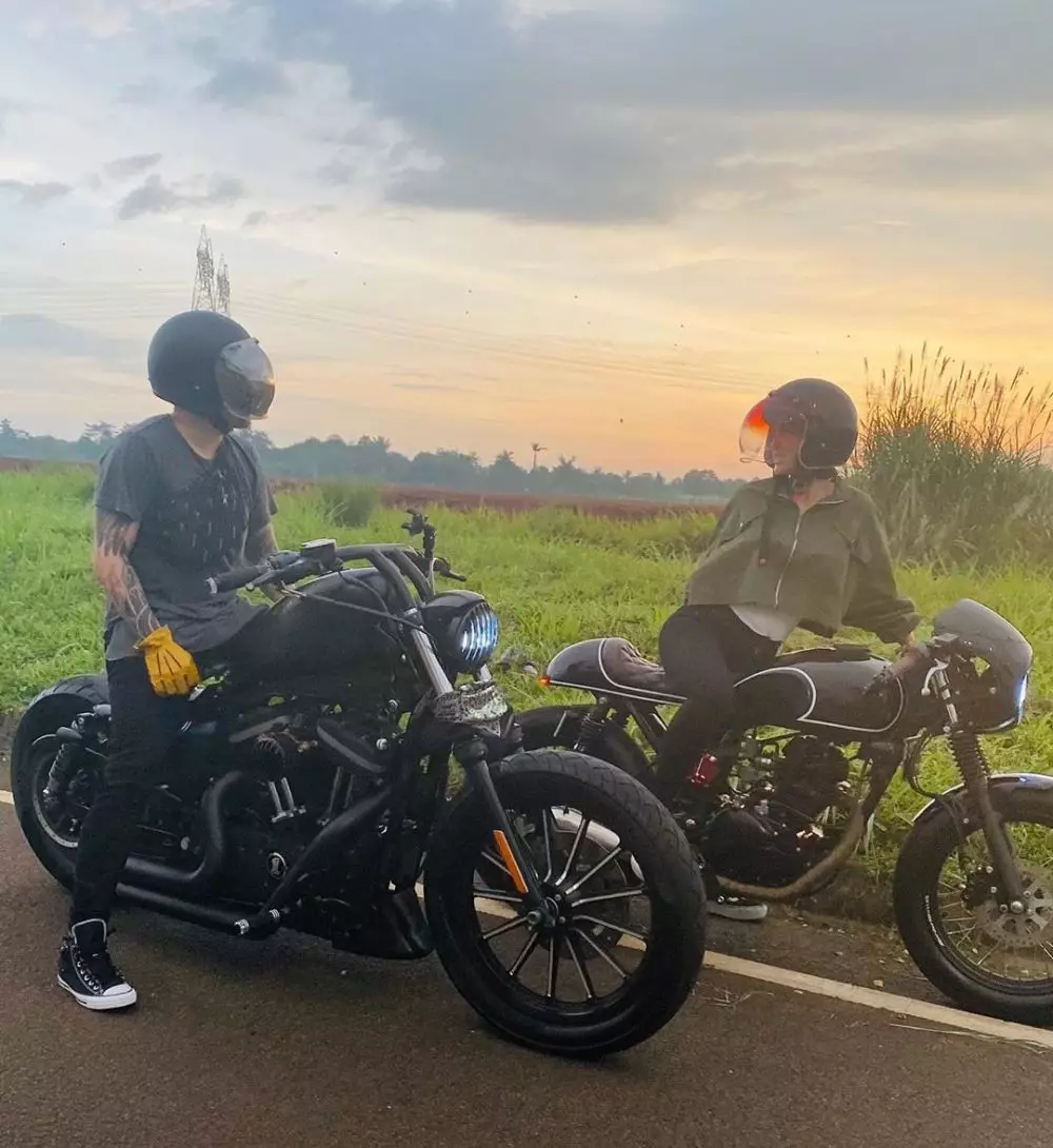 potret selvi kitty dan suami saat naik moge © 2020 Instagram potret selvi kitty dan suami saat naik moge © 2020 Instagram