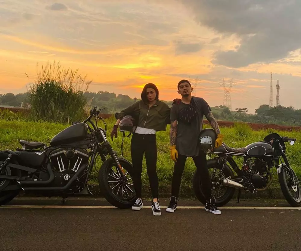 potret selvi kitty dan suami saat naik moge © 2020 Instagram potret selvi kitty dan suami saat naik moge © 2020 Instagram