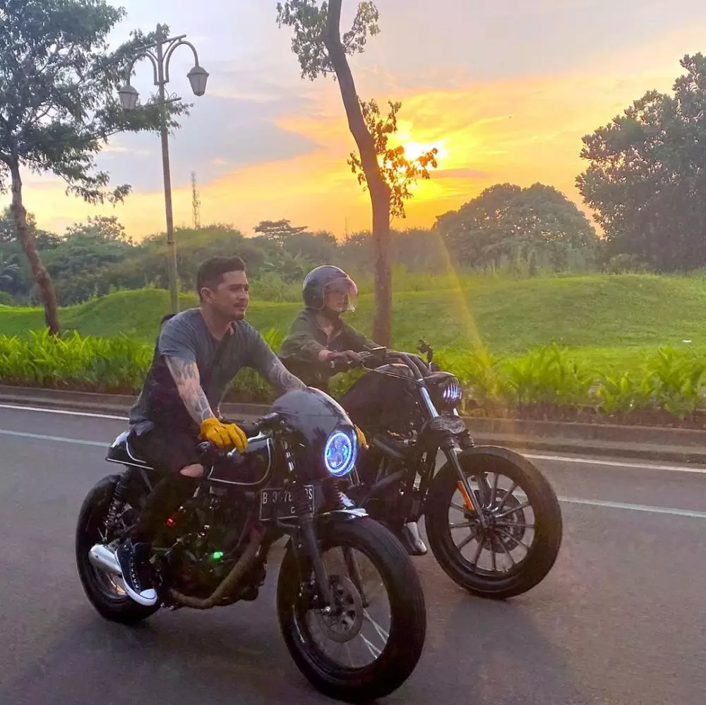 potret selvi kitty dan suami saat naik moge © 2020 Instagram potret selvi kitty dan suami saat naik moge © 2020 Instagram