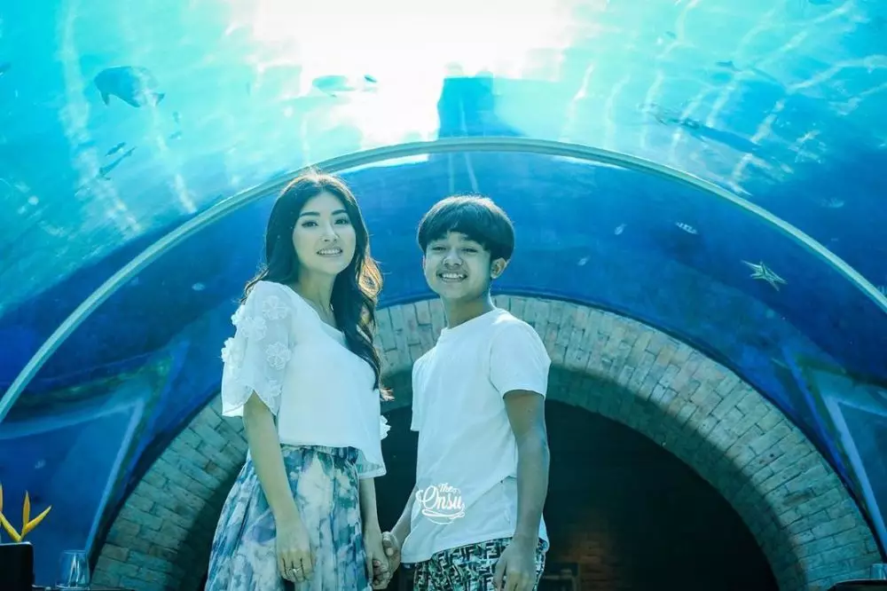 Gaya Betrand Peto dan Sarwendah tampil modis © 2020 Instagram Gaya Betrand Peto dan Sarwendah tampil modis © 2020 Instagram