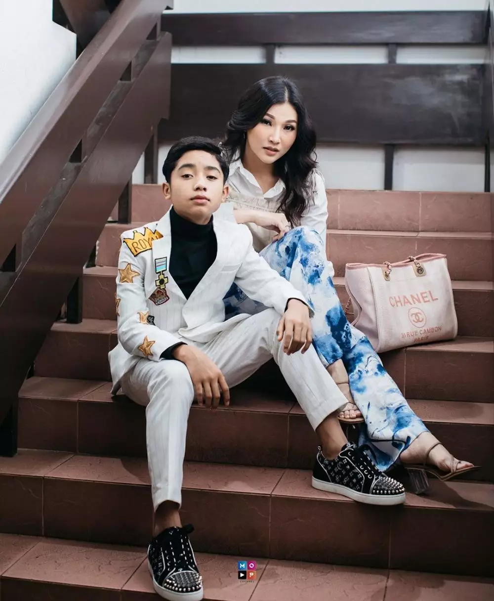 Gaya Betrand Peto dan Sarwendah tampil modis © 2020 Instagram Gaya Betrand Peto dan Sarwendah tampil modis © 2020 Instagram