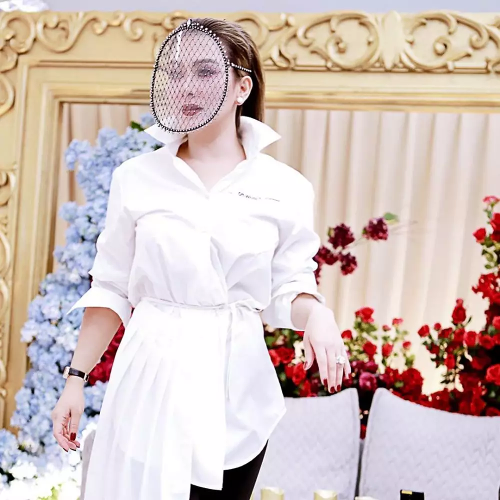 8 Gaya Syahrini pakai face shield berbagai sumber 8 Gaya Syahrini pakai face shield berbagai sumber