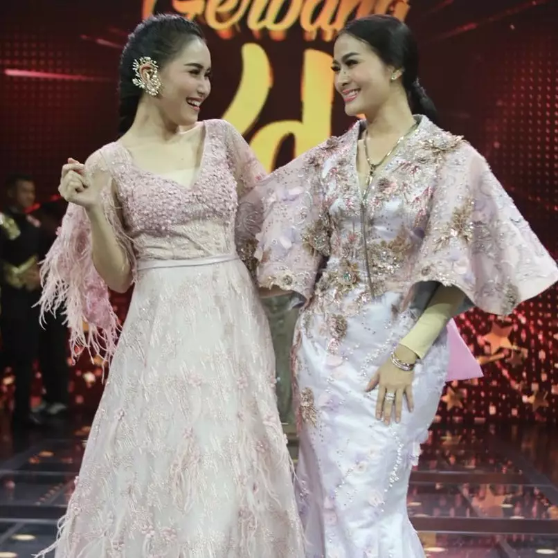 Potret persahabatan Ayu Ting Ting dan Iis Dahlia © 2020 Instagram