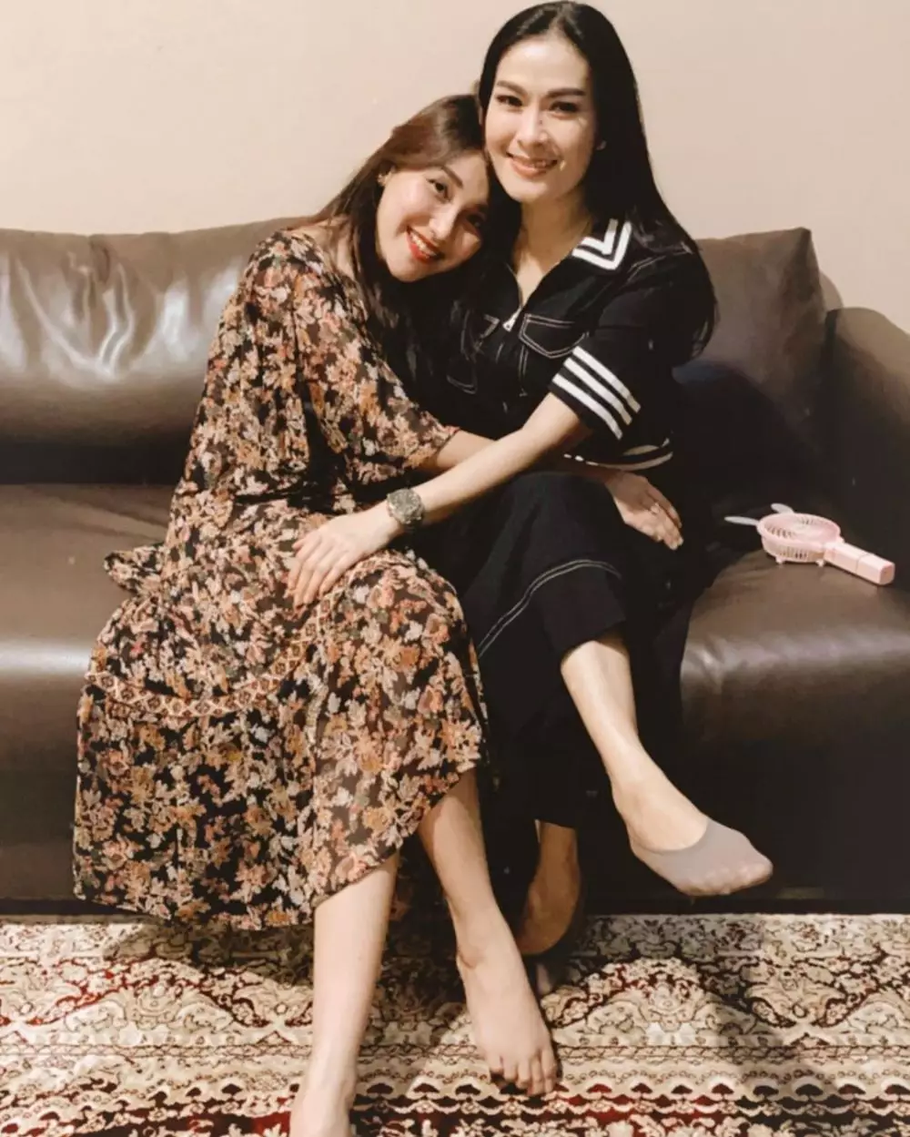 Potret persahabatan Ayu Ting Ting dan Iis Dahlia © 2020 Instagram