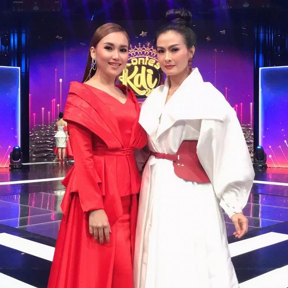 Potret persahabatan Ayu Ting Ting dan Iis Dahlia © 2020 Instagram